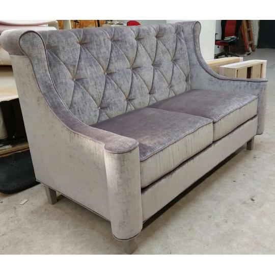 lila pluss barsony elegans polgari klasszikus egyedi kanape szofa magas hattamla tuzott ives klasszikus mediterran elegans karpitos butor gyartas.jpg